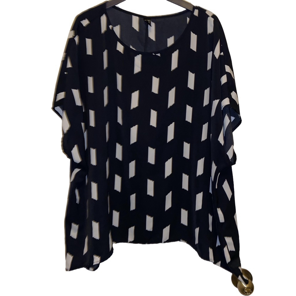 Women's Emery Rose Round Neck Flowy Blouse Black and White Geometric print 4X
